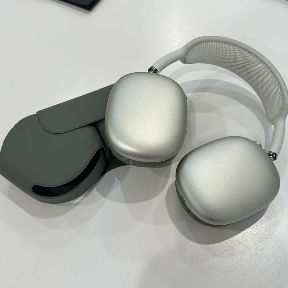 AirPods max, great condition. I got a gift another one so I'm selling this one.